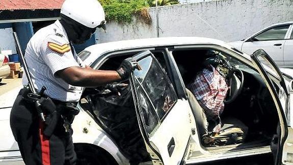 Jamaica estudia prohibir fumar marihuana mientras se conduce