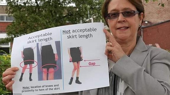 Prohíben las minifaldas y pantalones cortos en una escuela porque "distraen a los profesores"