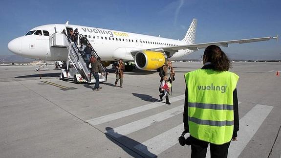 Un avión de Vueling en el aeropuerto de Granada 