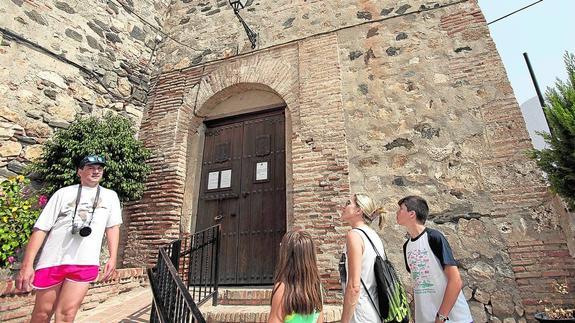 Turistas, ayer, tras llegar a la entrada del castillo de Salobreña y encontrarse con las puertas de la fortaleza cerradas, una instalación que ya debería estar abierta