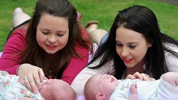 Unas gemelas dan a luz a su primer hijo el mismo día: "Lo hacemos todo juntas"