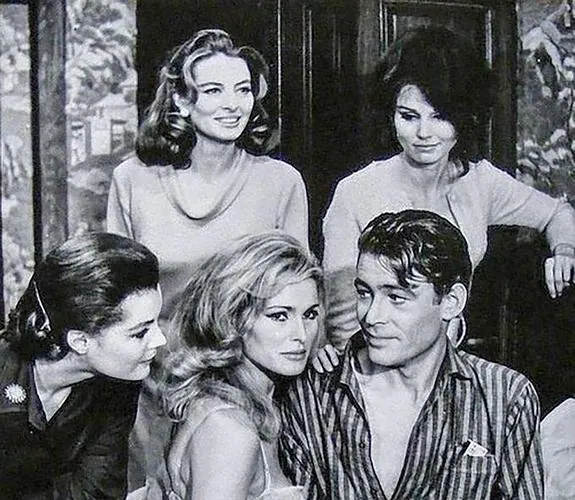 Paula Prentiss, Capucine, Romy Schneider y Ursula Andress junto a Peter O’Toole en el rodaje de ‘¿Qué Tal Pussycat?’, la comedia en la que Woody Allen debutó como actor y guionista en 1965.