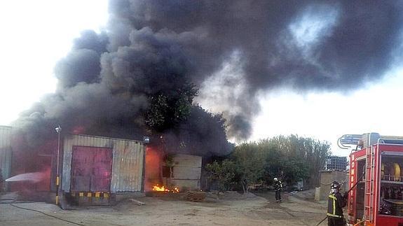 El fuego arrasa una nave agrícola en La Cañada