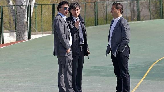 Gino Pozzo (c) conversa con Pina y Cordero en la Ciudad Deportiva de Armilla