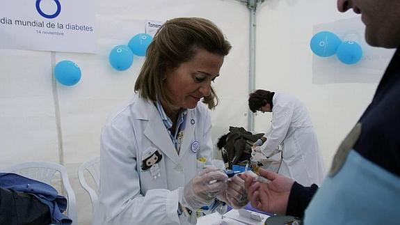 Una persona se somete a una prueba para controlar el azúcar en la sangre