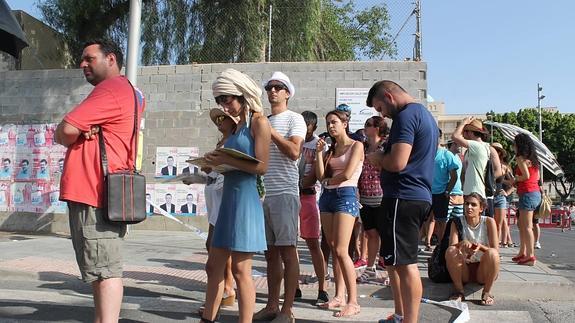 Los aspirantes a figurantes hicieron cola a pesar del calor 