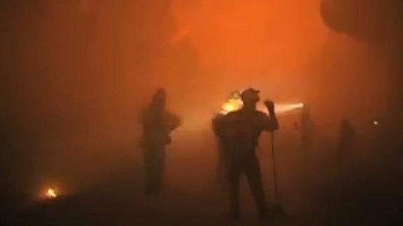 Un bombero de Mijas graba impresionantes imágenes de un incendio por dentro para mostrar su trabajo