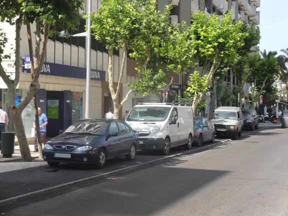 La difícil convivencia entre coches y bicis en la capital ya se ha dejado ver en zonas como Canónigo Molina Alonso.