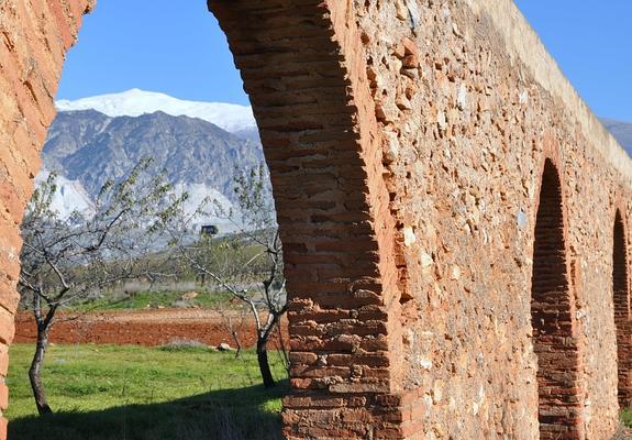 Ruinas del acueducto árabe de Cozvíjar. 