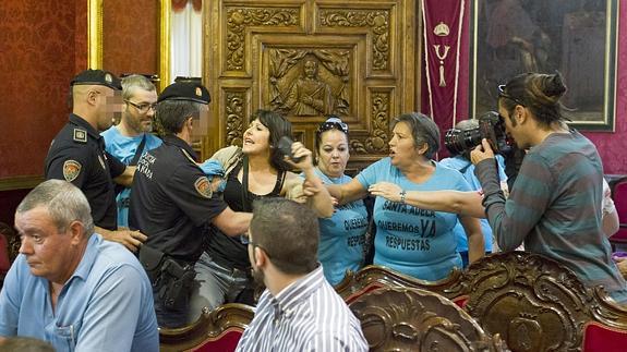 30 de mayo de 2014. Las vecinas de Santa Adela son desalojadas de un pleno municipal. 