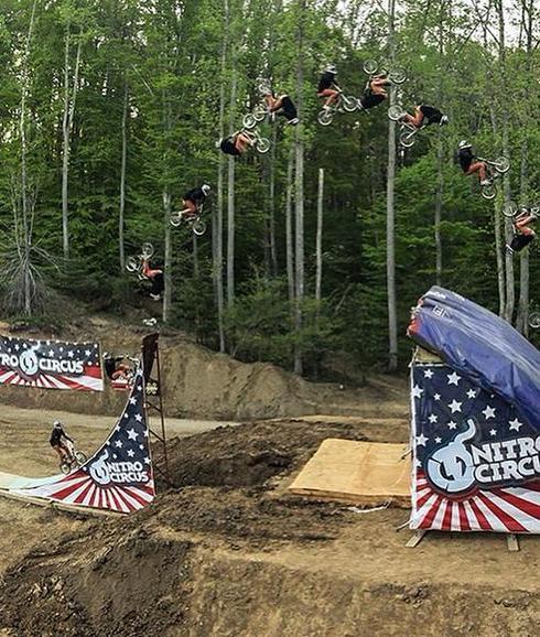 Espectacular cuádruple salto mortal hacia atrás en bicicleta