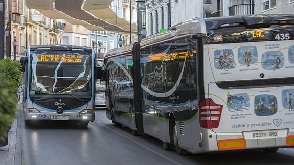 Dos autobuses de la Línea de Alta Capacidad se cruzan en el centro de Granada.