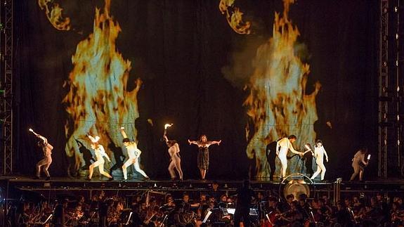 El grupo de teatro La Fura dels Baus, durante la puesta en escena de la obra 'El amor brujo'.