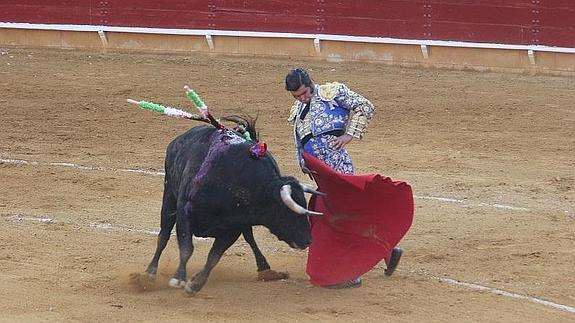 Muletazo de embrujo de Morante al primero de su lote 