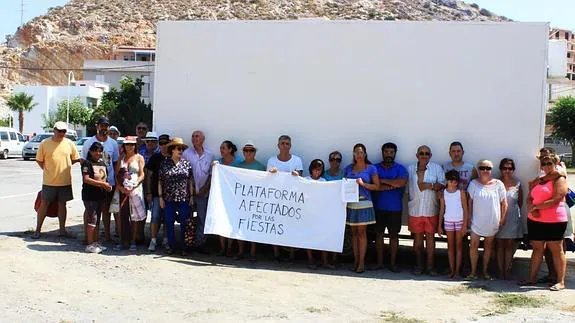 Miembros de la 'plataforma de afectados por las fiestas' de Castell de Ferro, el pasado jueves en el parking donde se celebra el evento que molesta a los vecinos. 