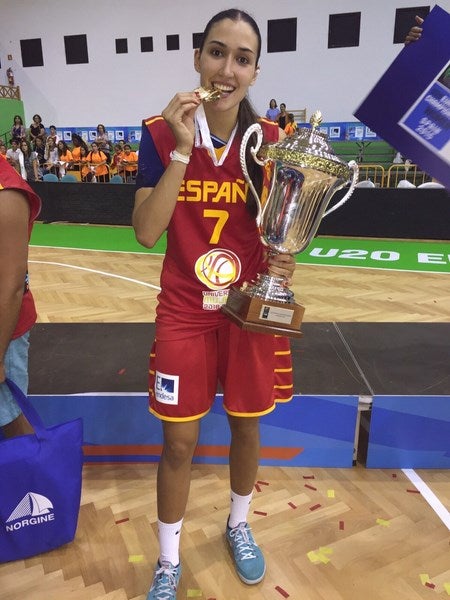 Belén Arrojo posa con la copa de campeona de Europa mientras muerde la medalla de oro 