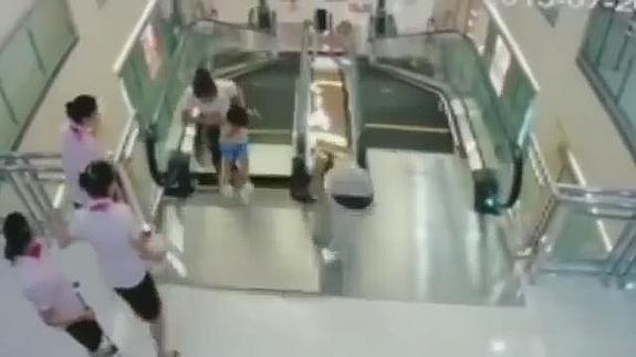 China critica a las empleadas que no salvaron a la mujer engullida por una escalera mecánica