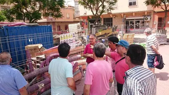 El concejal de Obras Públicas y Agricultura, Manuel Guzmán, junto a sus vecinos.