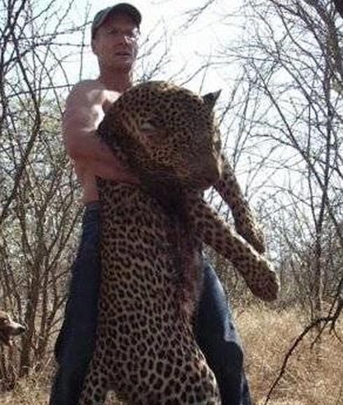 Walter Palmer con un leopardo cazado por él mismo.