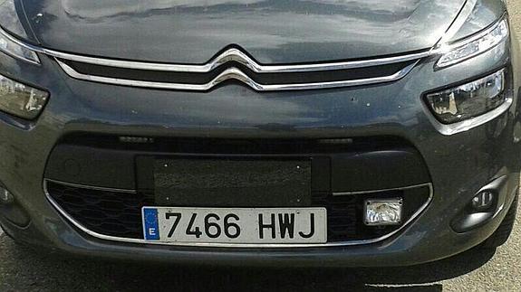 El radar está integrado justo encima de la matrícula, por lo que es difícil verlo 