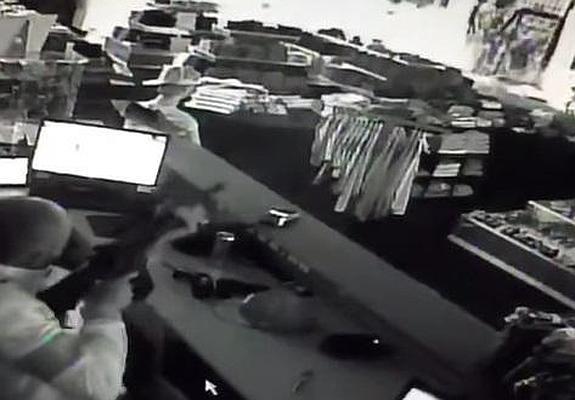 Defendió su tienda de unos ladrones tiroteándoles 'a lo Rambo'