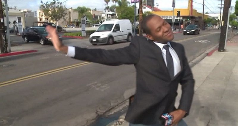 El reportero que aprovecha la publicidad para marcarse un baile