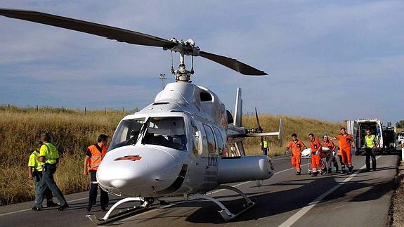 Helicóptero del 061, preparado para trasladar a un herido cerca de Linares. 