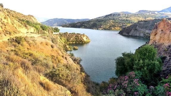 Vista del embalse de Béznar en agosto del pasado año. De entonces a ahora, ha perdido casi 20 puntos.