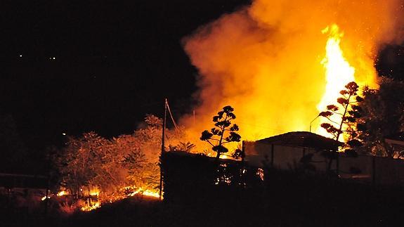 Los bomberos sofocan un pequeño incendio en Loja