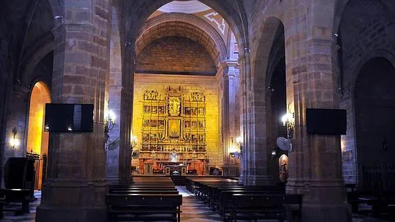 Interior de la iglesia Santa María la Mayor en Linares.  