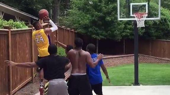 Brandon Armstrong  imitando a Kobe Bryant. 