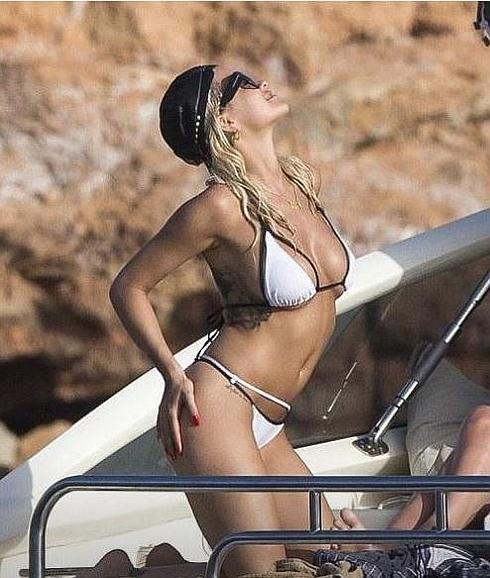 Rita Ora luce su esplendida figura en Ibiza