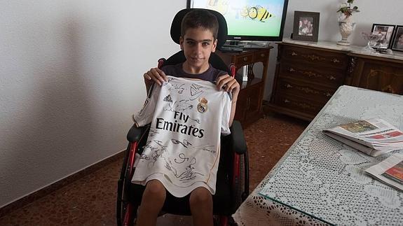 Pablo junto a su camiseta firmada del Real Madrid. 