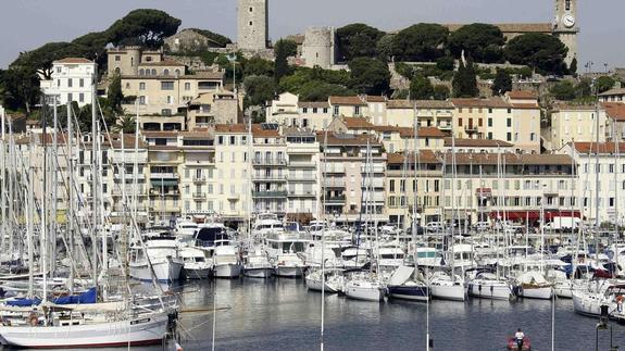 Barcos de lujo atracados en el puerto de Cannes. 