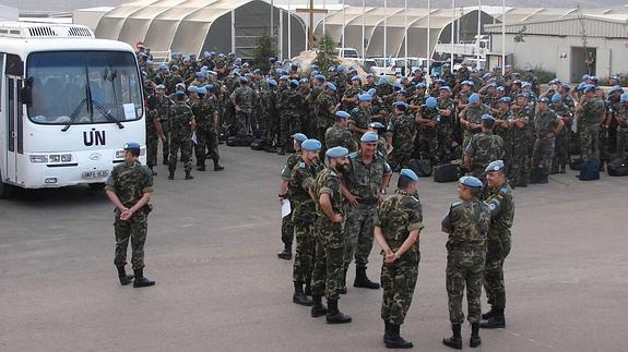 Cascos azules españoles en la base 'Miguel de Cervantes'. 