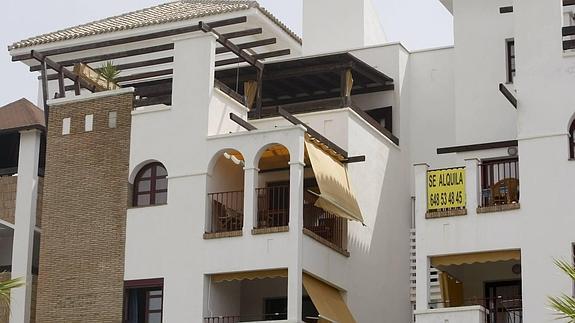 Una vivienda con el cartel de 'se alquila'. 