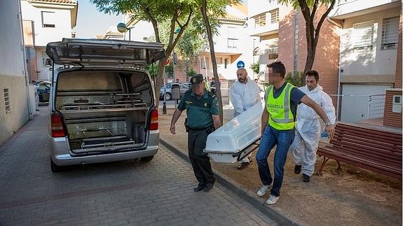 El féretro con el cadáver de Otilia M. H. es trasladado desde su vivienda de Armilla hasta el Instituto de Medicina Legal, el lunes sobre las 09.05 horas 