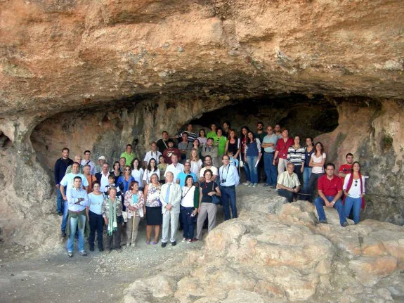 Arqueólogos e investigadores en la boca de la Cueva de la Lobera.