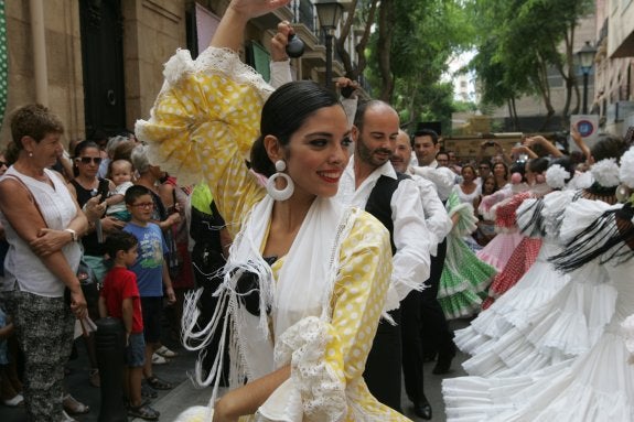 Inauguración. El fandango de Almería puso la nota musical al comienzo de la Feria del Mediodía en el nuevo ambigú de la calle Doctor Gómez Ulla.