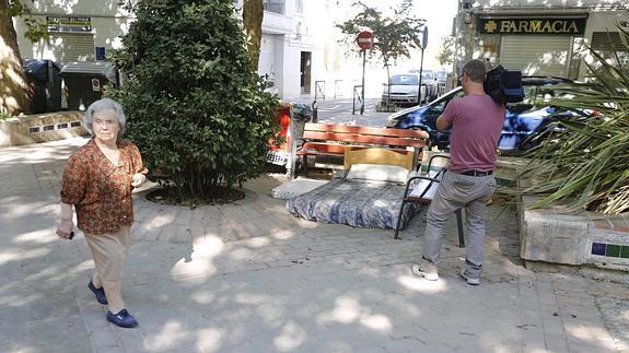 Vecinos de La Chana destacan que el sin hogar agredido vive allí desde hace un año y "no molesta"