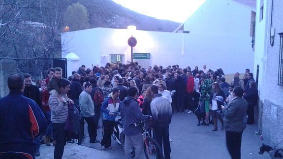 Colas a las puertas del casting en Monachil