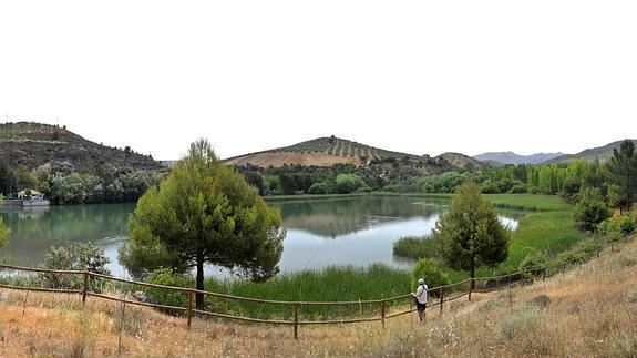 La ribera de la laguna de Alhama se puede rodear a través de un sendero preparado con vallas y paneles informativos.