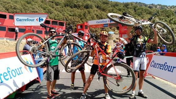 Momento de celebración, han llegado a la meta de Capileira con estas bicicletas.