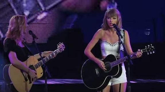 Taylor Swift y Phoebe de 'Friends' cantan juntas el famoso 'Smelly cat'