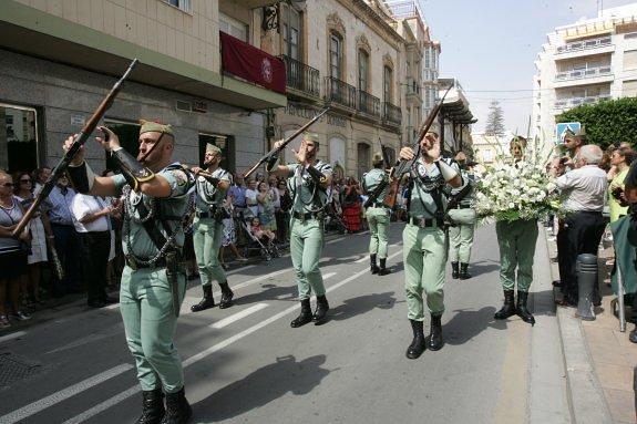 Paseíllo. Efectivos de la Legión participan en la ofrenda a la patrona de la capital con uno de los accesos más aplaudidos.