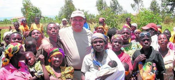 El voluntario almeriense de Manos Unidas, durante su viaje en 2009 a Burundi, un país al borde de nuevo de la guerra.