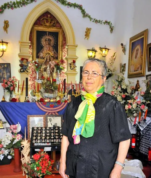 Carmen Baena, en la capilla del Coso de Santa Margarita, que lleva cuidando desde el año 1970.