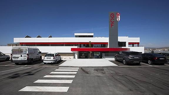 Un escudo preside las nuevas instalaciones. 