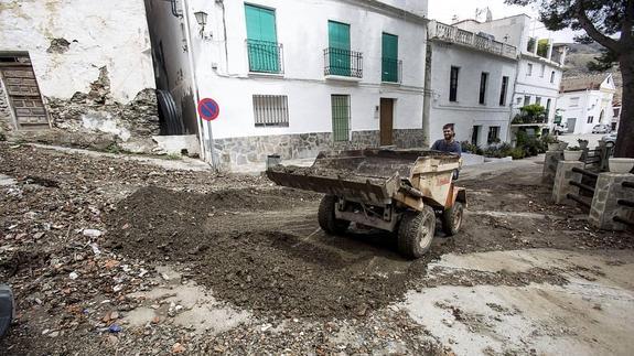 Retirada del barro en Polopos. 