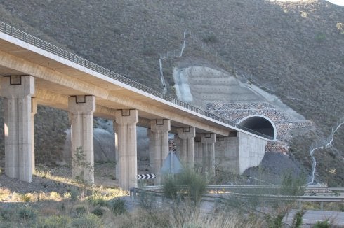 Túnel del Almendral, en Sorbas, con la boca tapiada por el parón en las obras del AVE. 